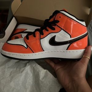 Air Jordan 1 Mid SE GS ‘Turf Orange’